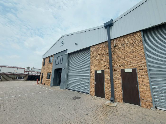 Industrial warehouse to rent in Strijdompark, 338.87 m², secure park access.