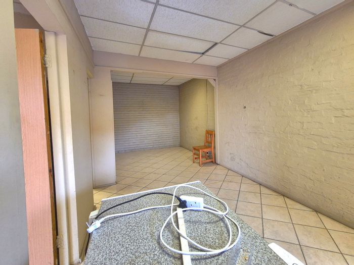 Dalview Office To Rent: 3 Rooms, 1 Bathroom, ample parking, near amenities.