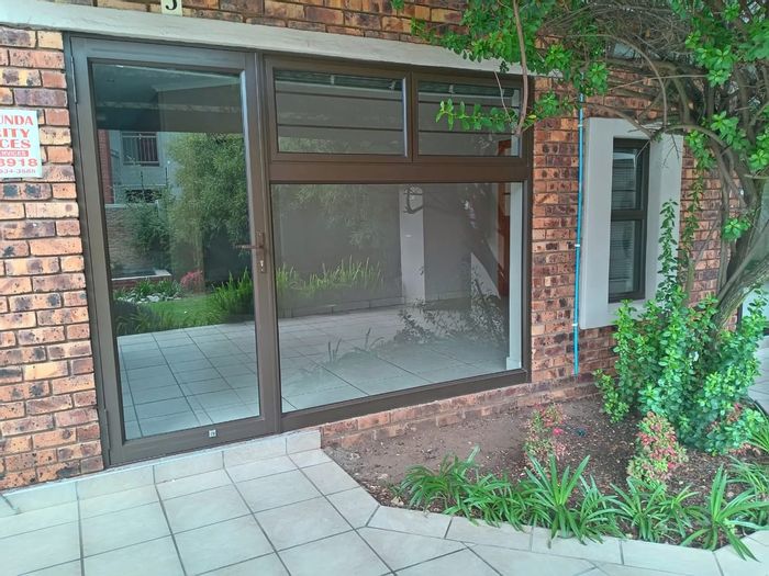 Office To Rent in Secunda Central: 158 m², reception, kitchen, 2 bathrooms.