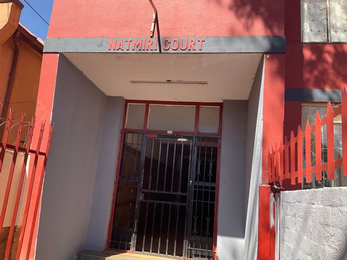 Yeoville Apartment For Sale: 18 units, secure building, high rental demand.