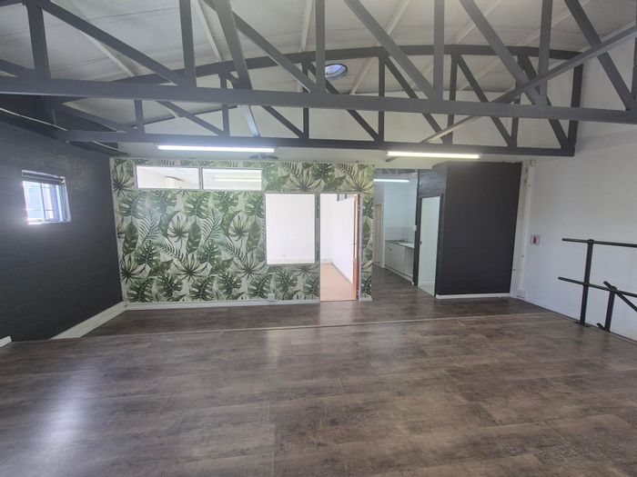 Business unit to rent at Mall Interchange, includes parking and security features.