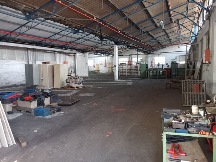 Industrial property in New Germany to rent: 512m² with power supply options.