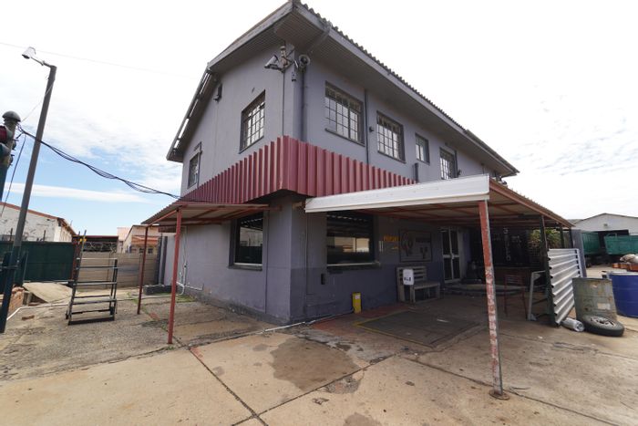 Oos Einde Industrial Property For Sale: Versatile site with diesel license, security features.