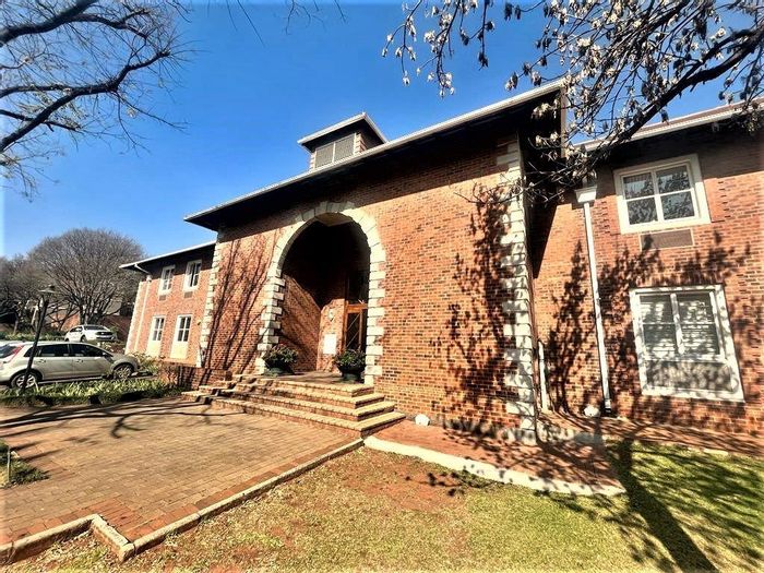 Killarney Office To Rent: 144m² with high-speed internet and secure parking.