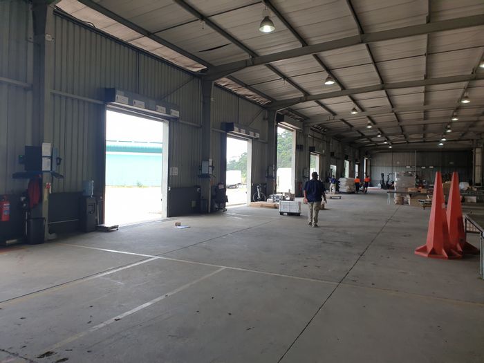 Industrial warehouse in Westmead to rent: 2600m² space, 7000m² yard, 3-phase power.