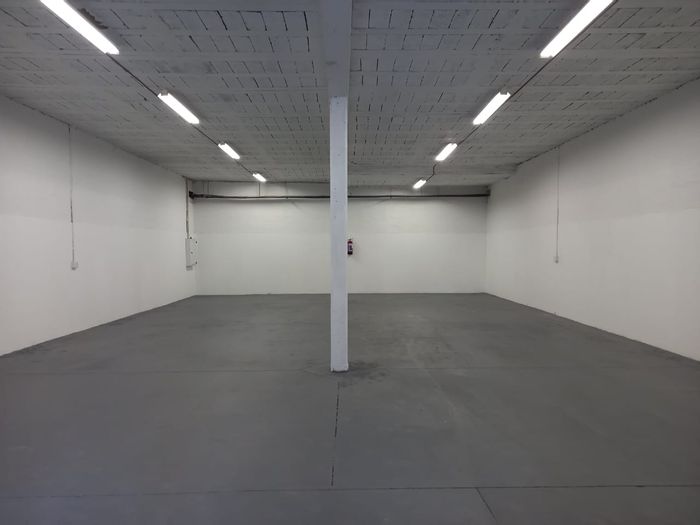 Industrial mini warehouse in Waterfall, secure park, 290m² available to rent.