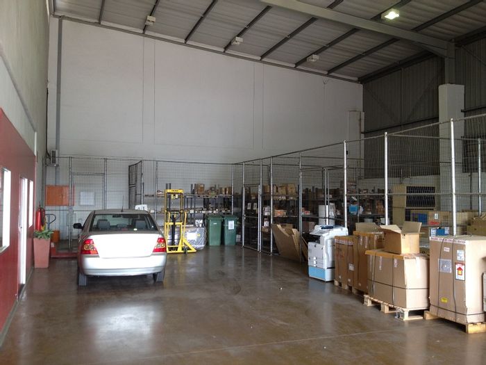 Industrial unit in Athlone To Rent: secure park, truck access, 3-phase power.