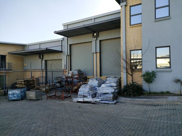 Industrial warehouse in North Riding to rent, features ample space and secure access.
