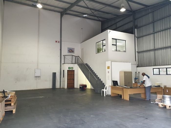 Industrial mini warehouse in Briardene to rent, featuring 3-phase power and roller door.