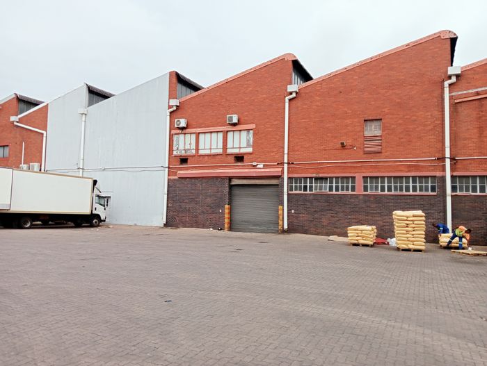 Industrial warehouse in Mobeni for rent: 2 roller doors, office, 24-hour security.