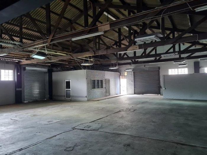 Industrial warehouse in Congella to rent: roller door, 3-phase power, office.
