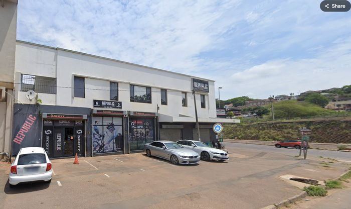Prime Briardene commercial space for rent: showroom, warehouse, yard, high foot traffic.
