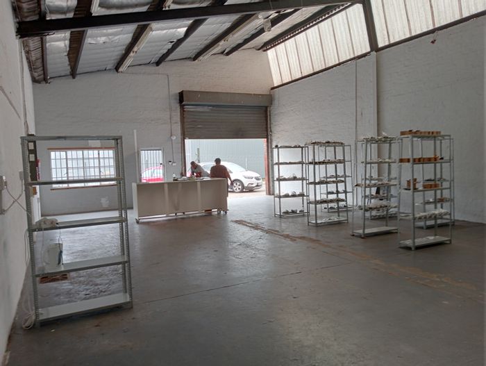 Industrial warehouse in New Germany to rent, 246m² with expandable options.