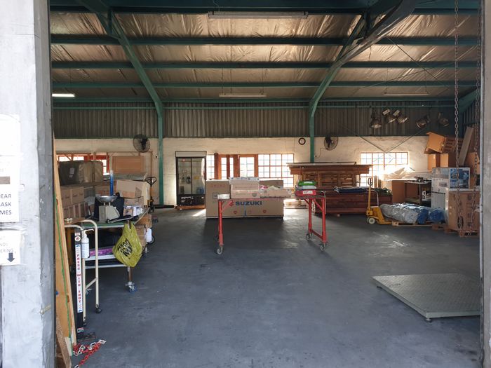 Industrial micro warehouse in New Germany with 200m² yard and roller door. To Rent.