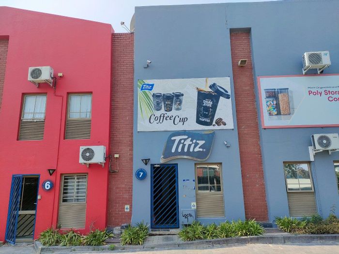 Industrial unit in Strijdompark to rent, features high roller door, 24hr security.