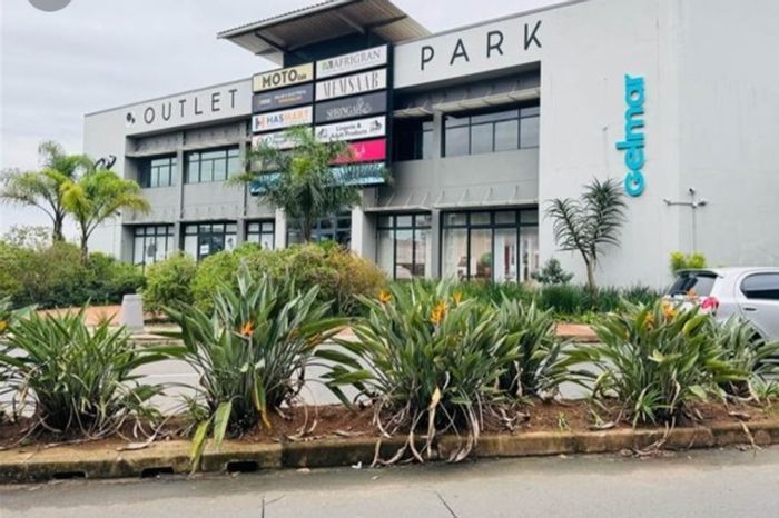 Retail showroom for sale in Umhlanga Ridge, 234m2 with high visibility.