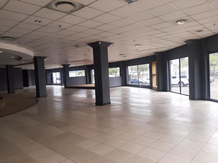 Retail shop in Windermere, to rent, features flexible layout and basement parking.