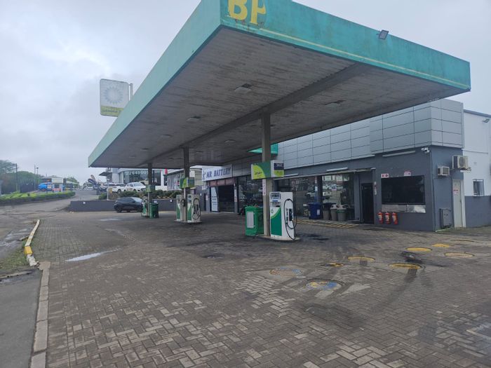 Umhlali retail space to rent: open plan with office and bathrooms.