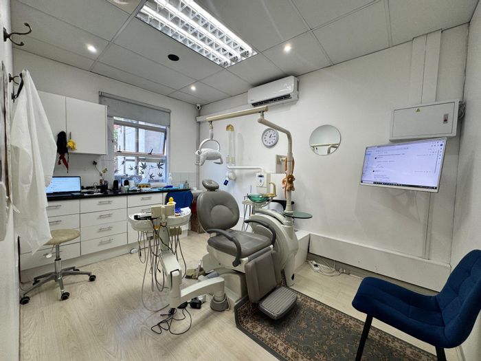 Umhlanga Central Commercial Suite To Rent: Ideal for healthcare practitioners, 98 m² space.