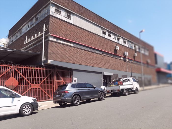 Umbilo Commercial Space To Rent: 900m², loading bay, parking, CCTV, storage containers.
