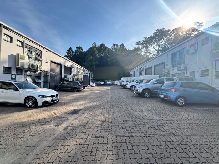 Industrial mini warehouse in Red Hill, 239m2, secure access, ideal for logistics.