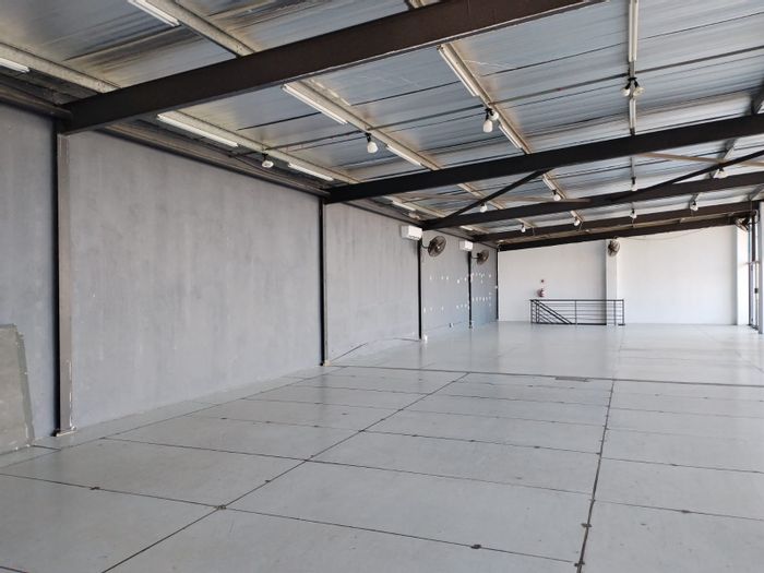 Industrial space in Windermere To Rent: 580 sqm, parking, security, high traffic exposure.
