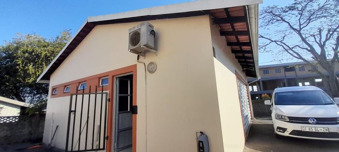 Prime commercial office space to rent in Moseley Park, high visibility and customizable.