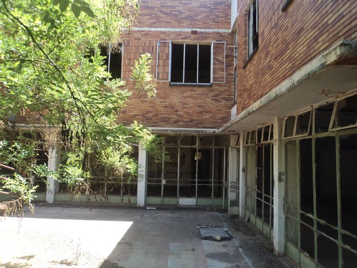 For Sale: Hotel in Viljoenskroon Central with 27 rooms, dining area, and rental potential.