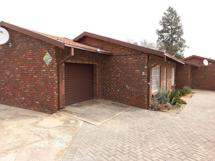 Townhouse For Sale in Parys Central: 2 beds, air conditioning, prepaid electricity.