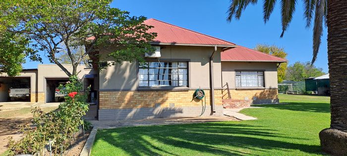 Vredefort Central House For Sale: Spacious garden, borehole, flatlet, pool, and security.
