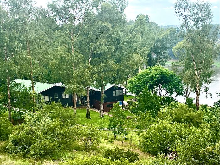 Parys Central Farm For Sale: Riverfront, spacious living, entertainment areas, and lush gardens.