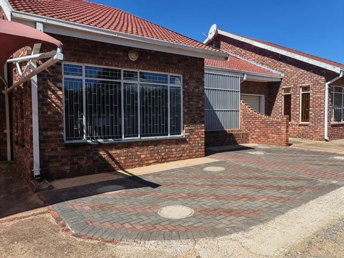 For Sale: Townhouse in Parys Central with patio, garage, and secure complex.