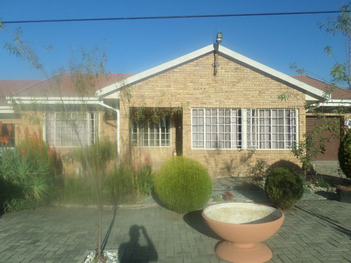 For Sale: 2 Bedroom Townhouse in Parys Central with spacious layout and complex amenities.