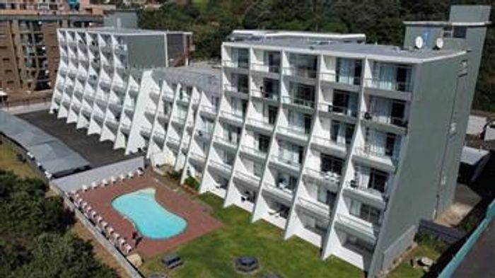 Amanzimtoti Central Flat To Rent: Beachfront access, pool, squash court, coffee shop.