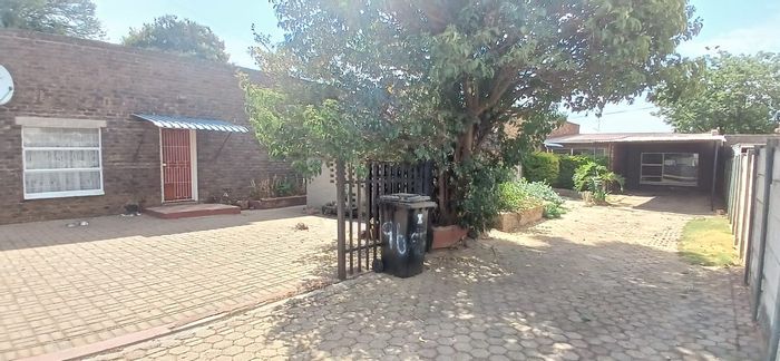 For Sale: House in Krugersdorp West with 3 bedrooms, flatlet, Lapa, ample parking.