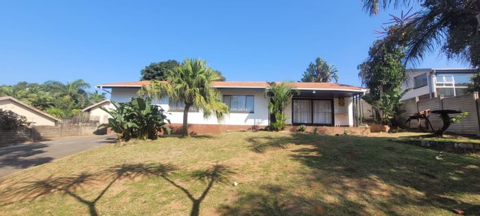 Athlone Park House To Rent: 3 bedrooms, patio, garage, near school and shops.