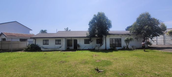 Illovo Glen House For Sale: Pool, patio, fire pit, office, double garage.