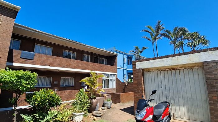 Amanzimtoti Central Apartment To Rent: Two balconies, lock-up garage, close to amenities.