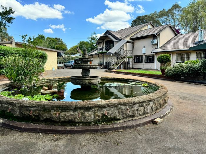 For Sale: House in Chancliff AH with 6 en-suites, industrial kitchen, pool, flatlet.