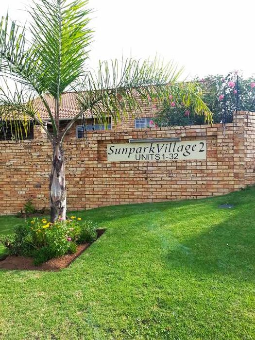 2-Bedroom Townhouse To Rent in Sundowner with Private Garden and Pool Access.