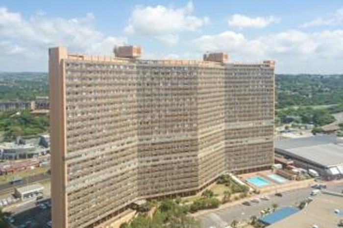 Amanzimtoti Townhouse For Sale: Beach access, pools, parking, and direct mall entry.