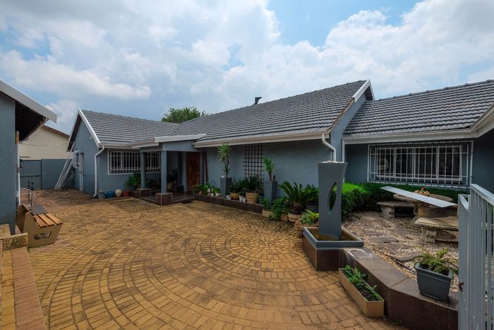 For Sale: Spacious Monument House with pool, entertainment area, and garden flat.