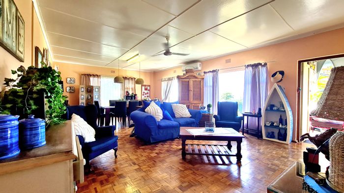 House for Sale in Woodgrange: 3 beds, 2 baths, pet-friendly, two garages.