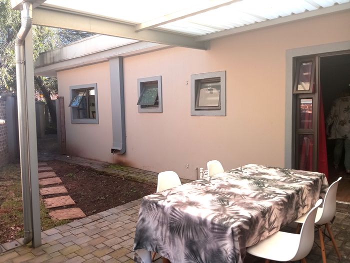Pet-friendly flat in Noordheuwel with patio, braai, and utilities included. To Rent.