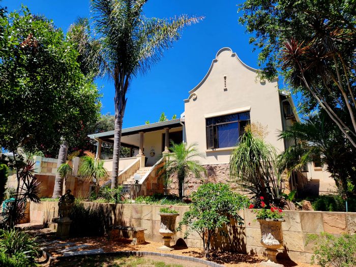 For Sale: Linkside House with pool, study, flatlet, and secure parking.