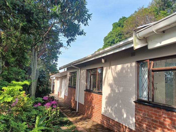 Amanzimtoti House For Sale: 3 Bedrooms, Pool, Garden, Close to Schools and Shops.