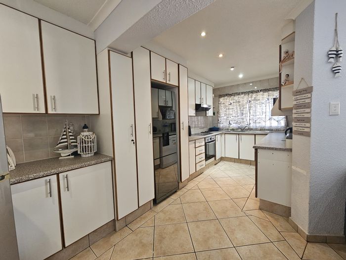 4-Bedroom Townhouse in Beacon Rocks with pool, garage, and beach access. For Sale.