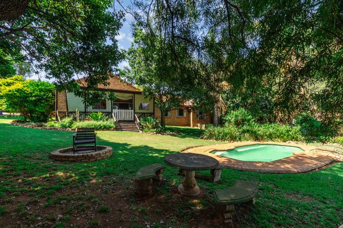 For Sale: House in Brandvlei AH with pool, flatlet, and farm-ready infrastructure.