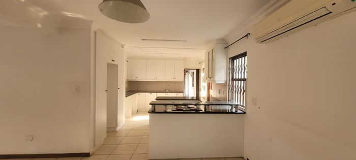 Amanzimtoti Townhouse To Rent: 3 Bedrooms, sea views, study, double garage.