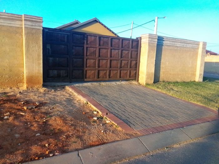 Witpoortjie House For Sale: 2 Bedrooms, spacious yard, secure carport, ideal for families.